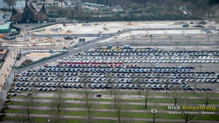 lollige parkeerwacht bij efteling sorteert alle auto’s van bezoekers op kleur