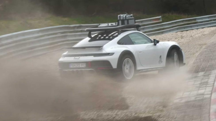 video: voor deze porsche 911 dakar zijn er geen track limits op de nürburgring
