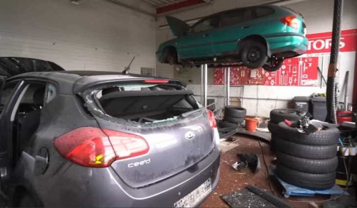 verlaten autodealer in duitsland herbergt auto’s in een decor van vandalisme