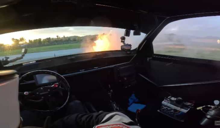 chevrolet silverado vat vlam na een opwindende race tegen een audi r8