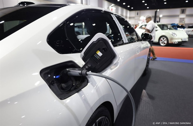bmw voorziet groei door sterke vraag duurdere elektrische auto's