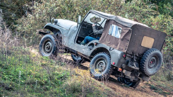 lijkt de moderne jeep wrangler nog een beetje op de willys jeep uit 1955?