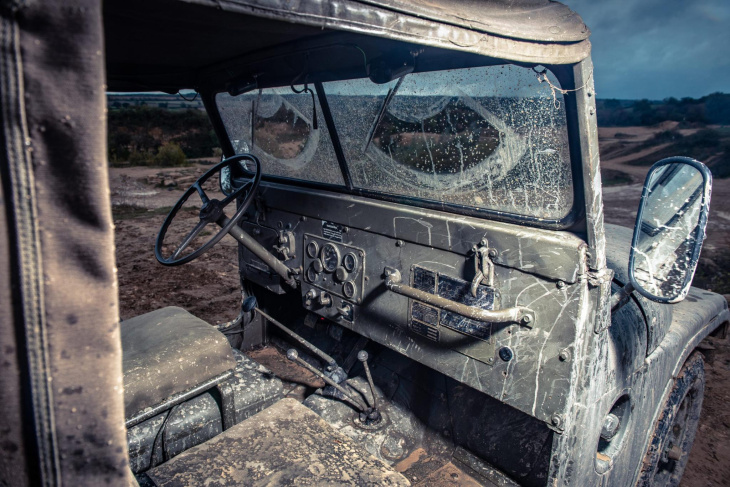 lijkt de moderne jeep wrangler nog een beetje op de willys jeep uit 1955?