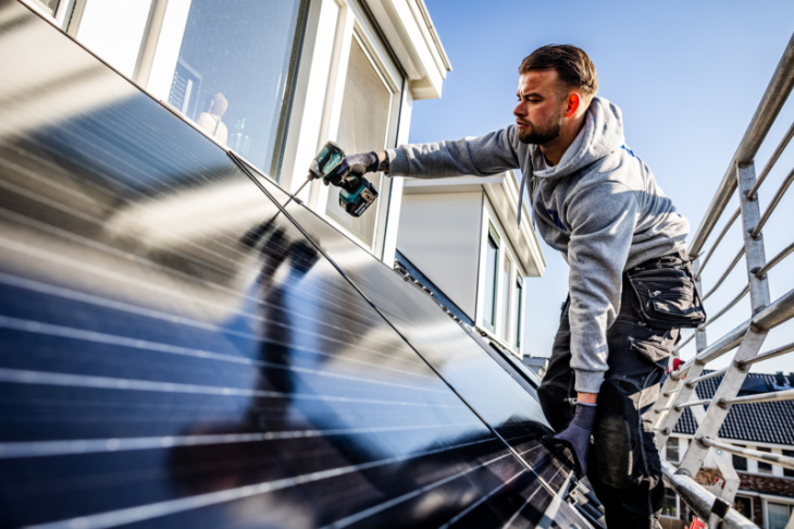 thuisbatterij kan problemen met zonnepanelen op stroomnet verminderen, maar heeft ook een aantal nadelen