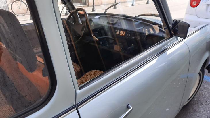 de legendarische trabant gezien op de italiaanse wegen: foto's