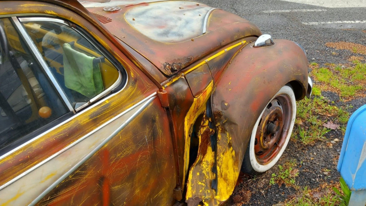 wat een slecht einde: foto's van een auto die opgeknapt moet worden