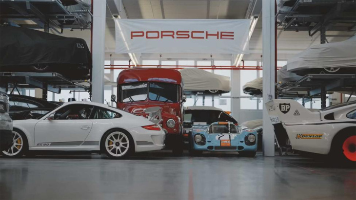 video: er staan allerlei bijzondere raceauto’s in de geheime opslag van porsche