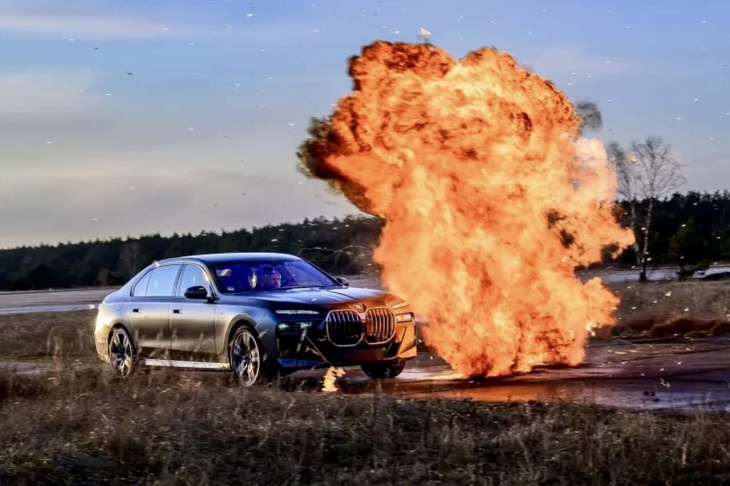 bmw’s rijschool voor gepantserde auto’s omvat filmwaardige explosies