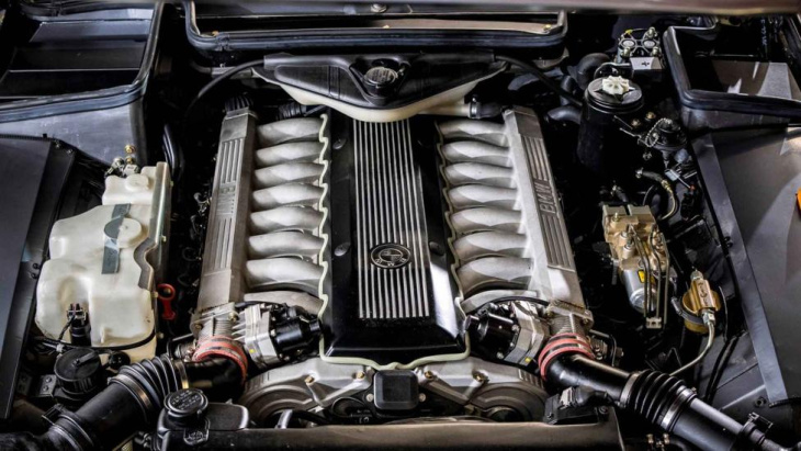 bmw toont geheime 7-serie met v16-motor voor het eerst aan de wereld