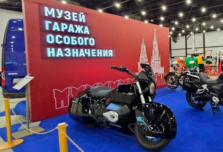 kalasjnikov onthult motorfiets met 6-cilinder motor en meer dan 500 kg gewicht