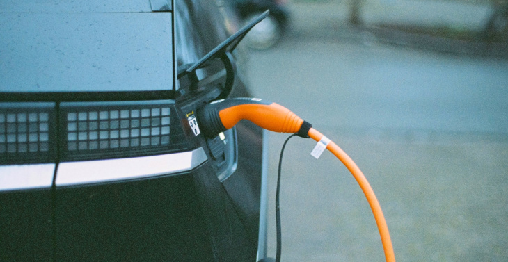 interesse in elektrische auto's daalt voor het eerst in jaren: 'te duur, te onzeker'