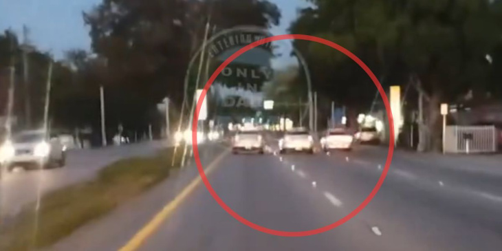 intense video: politieauto’s trekken op en lijken te racen op een straat in miami