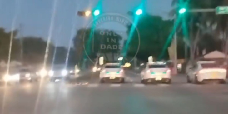 intense video: politieauto’s trekken op en lijken te racen op een straat in miami