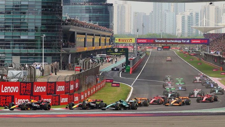 f1 in china: verstappen heeft geen kind aan concurrentie ondanks twee safety car-momenten