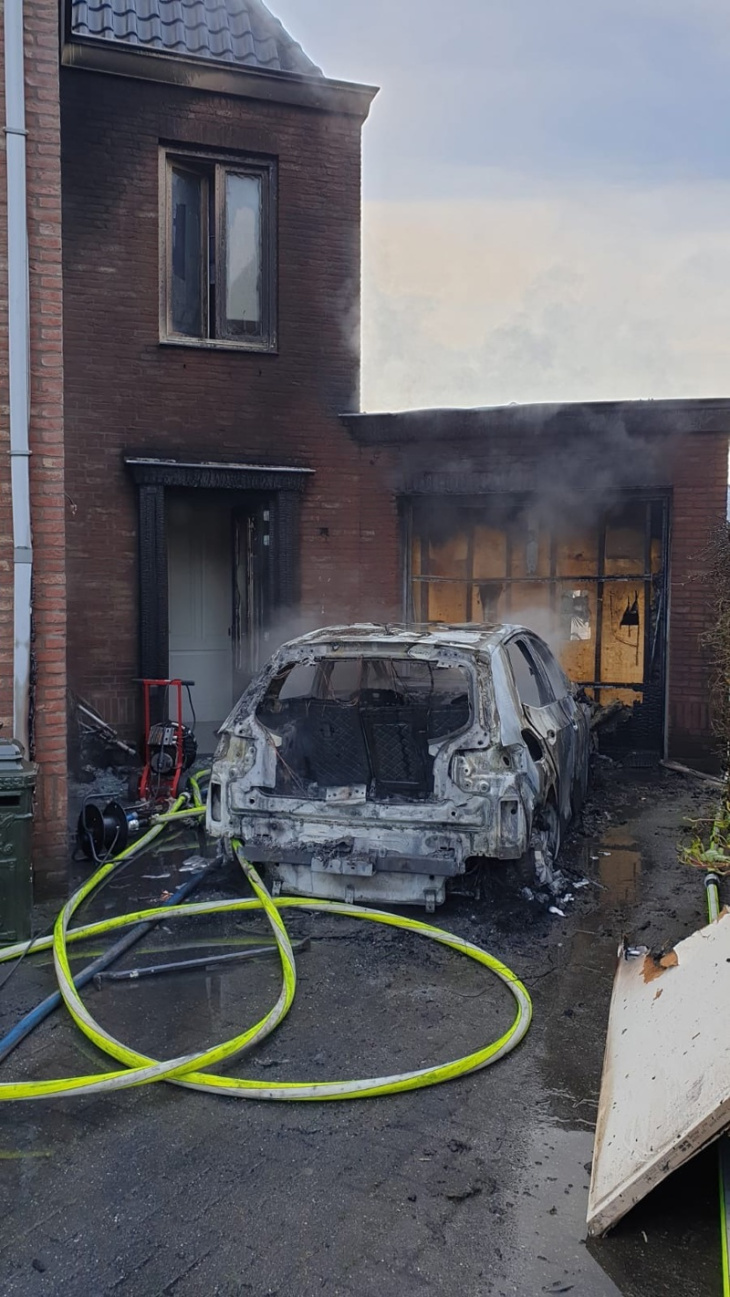 elektrische auto in brand op oprit etten-leur: garage verwoest, huis beschadigd