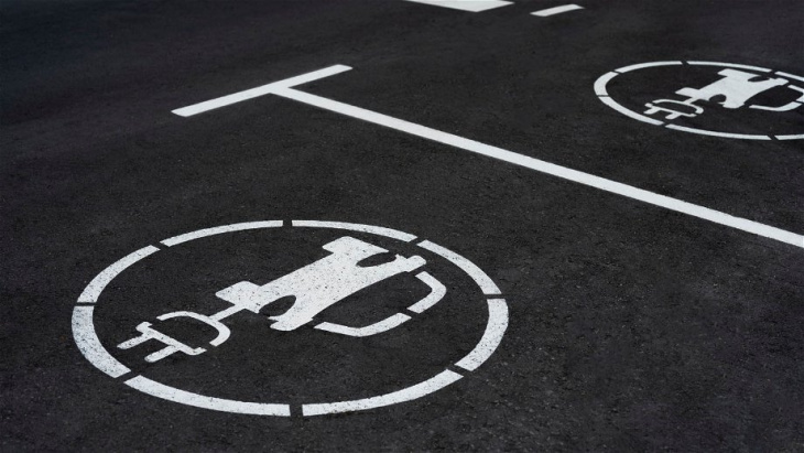 rekenkamer voorspelt gemiste europese deadline voor elektrische auto’s in 2035