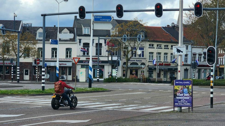 nederlandse gemeenten willen zelf flitspalen plaatsen, maar de overheid wil geen concurrentie