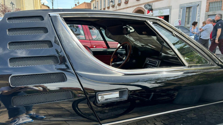 foto's van een zeldzame en prachtige alfa romeo montreal: een indrukwekkende auto