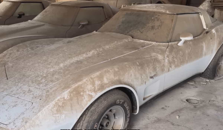 corvette c3 verlaten gedurende 45 jaar verrast na volledige reiniging