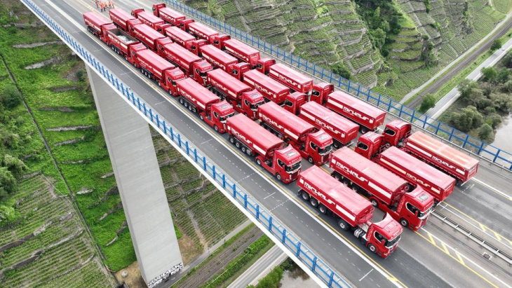 waarom er 24 vrachtwagens op een wankele brug van 123 meter hoog werden geparkeerd